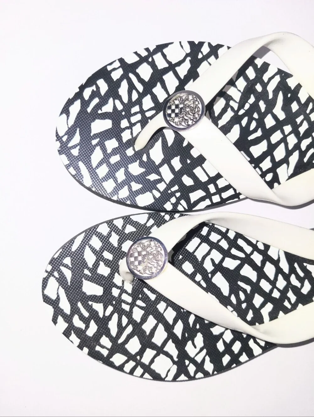 NWOT Vince Camuto Black & White Abstract Flip Flop Thong Sandal Large 8.5-9